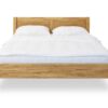 Das Bett aus massiver Eiche Troja ist aus hochwertiger massiver Eiche mit einer Dicke von 4 cm gefertigt. Ein hochwertiger Lattenrost ist im Preis inbegriffen.