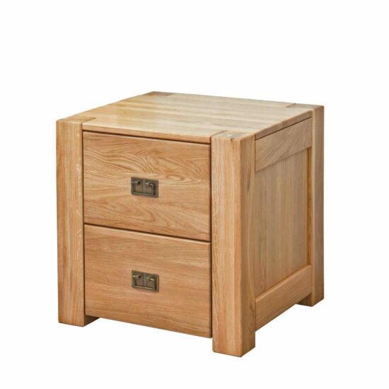 Der Nachttisch Troja aus Eiche ist ideal für diejenigen, die Qualität und Stil bevorzugen. Mit seinem schlichten und eleganten Design ist er ein großartiger Blickfang in jedem Raum.