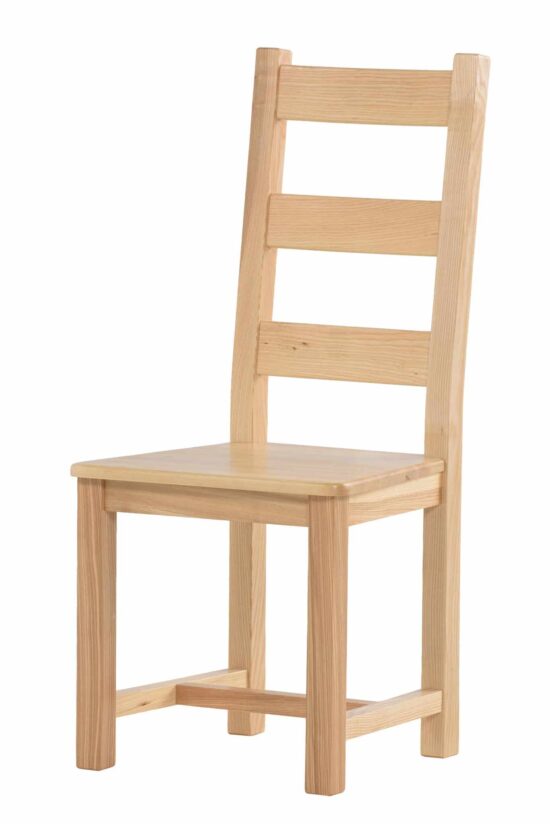Eschenstuhl Ladder Back lackiert – eine erschwingliche, zeitlose und praktische Lösung für Ihr Zuhause. Er bietet bequemes Sitzen und ein elegantes Design.