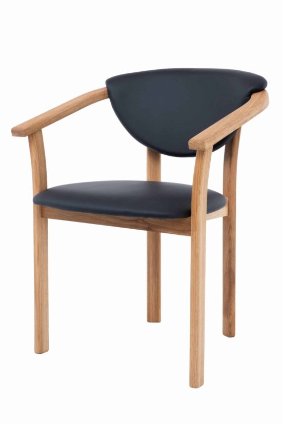 Der Holzstuhl mit Armlehnen Alexis ist ein großartiger Begleiter für Ihr entspanntes Sitzen und eine ausgezeichnete Wahl für alle, die elegantes Design, Komfort und hohe Qualität suchen.