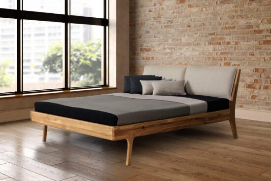 Das massive Eichenbett Bosfor mit den Maßen 90 x 200 cm und elegantem Stoffkopfteil ist ein wahrer Schatz in der Welt der Möbel. Kunst und Funktionalität vereinen sich, um dieses luxuriöse Stück zu schaffen, das weit mehr ist als nur ein gewöhnliches Bett.
