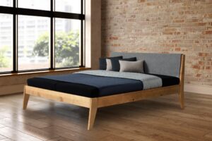 Massivholzbett King 180×200 aus Fichte mit Stoffkopfteil