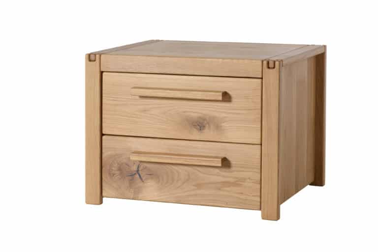 Der Nachttisch Mishel aus Holz ist aus hochwertigem massivem Eichenholz gefertigt, einschließlich der Rückwand, was ihm Stärke und Stabilität verleiht.