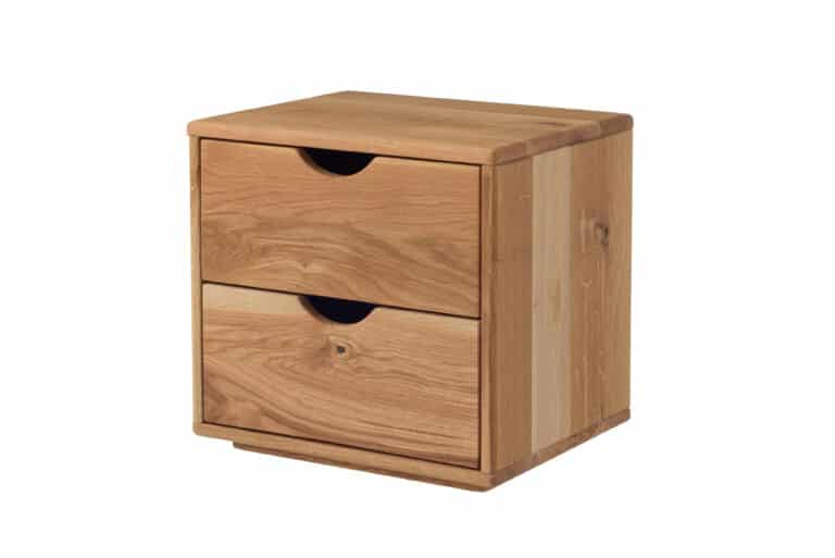 Der Nachttisch Monte aus massiver Eiche ist mit seinem hervorragenden Design und seinen klaren Linien zweifellos die ideale Ergänzung für Ihr Schlafzimmer.