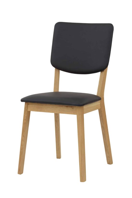 Wir präsentieren Ihnen den Esszimmerstuhl Tallin, gepolstert mit schwarzem Kunstleder in der Ausführung Öl mit Wachs.
