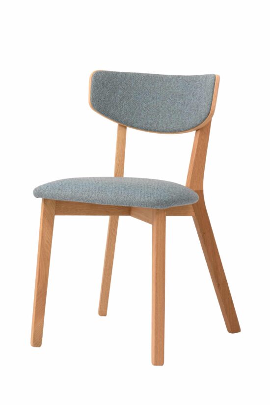 Der Esszimmerstuhl Rico in hellblauer Ausführung ist die ideale Verbindung von modernem Design und Funktionalität. Die hellblaue Polsterung in Kombination mit geöltem massivem Eichenholz bildet ein harmonisches Ganzes, das elegant und luftig wirkt.
