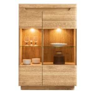Eichenvitrine Dallas 2 – ein perfektes Möbelstück, das durch sein elegantes Design und erstklassige Qualität besticht.
