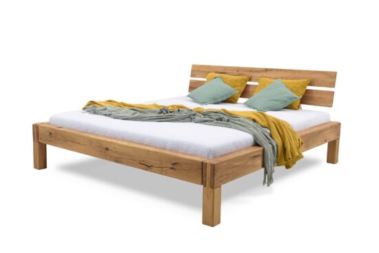 Das Eichenbett Winsdor 180x200 cm aus Balken passt perfekt in jedes Schlafzimmer, egal ob Ihr Stil skandinavischer Minimalismus oder klassische Eleganz ist.