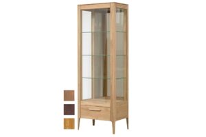 Die Eichenvitrine ist die perfekte Kombination aus skandinavischem Design und hochwertiger Verarbeitung. Stellen Sie sich vor, wie diese Vitrine Ihr Wohnzimmer oder einen anderen Raum mit ihrem luxuriösen, minimalistischen Design verschönern wird.