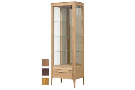 Die Eichenvitrine ist die perfekte Kombination aus skandinavischem Design und hochwertiger Verarbeitung. Stellen Sie sich vor, wie diese Vitrine Ihr Wohnzimmer oder einen anderen Raum mit ihrem luxuriösen, minimalistischen Design verschönern wird.