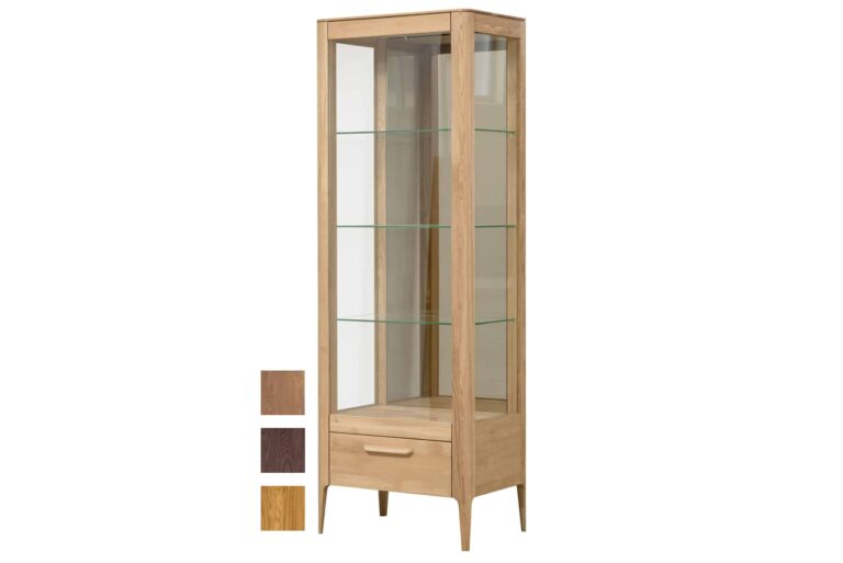 Die Eichenvitrine ist die perfekte Kombination aus skandinavischem Design und hochwertiger Verarbeitung. Stellen Sie sich vor, wie diese Vitrine Ihr Wohnzimmer oder einen anderen Raum mit ihrem luxuriösen, minimalistischen Design verschönern wird.