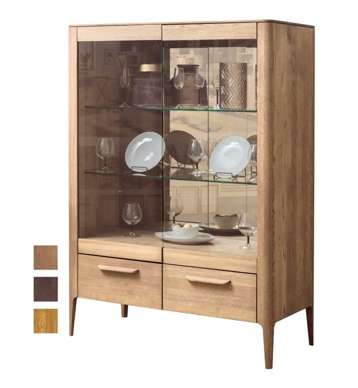 Dubová vitrína Atlanta je luxusním kusem nábytku, která vyniká nejen svými tenkými liniemi a minimalistickým designem, ale také praktičností.