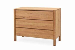 Schlafzimmerkommode Sofi 3Z Eiche – ein echtes Schmuckstück für Ihr Schlafzimmer. Diese Kommode, die sich durch ihr elegantes Design und die Ausführung in Eiche auszeichnet, wurde geschaffen, um Ihrem Schlafzimmer höchsten Stil und eine luxuriöse Atmosphäre zu verleihen.