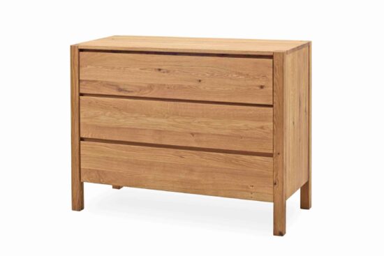 Schlafzimmerkommode Sofi 3Z Eiche – ein echtes Schmuckstück für Ihr Schlafzimmer. Diese Kommode, die sich durch ihr elegantes Design und die Ausführung in Eiche auszeichnet, wurde geschaffen, um Ihrem Schlafzimmer höchsten Stil und eine luxuriöse Atmosphäre zu verleihen.