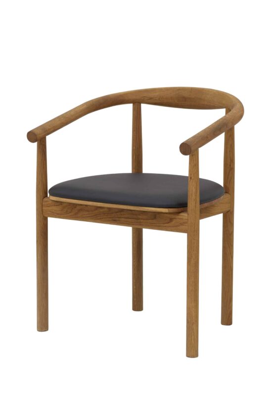 Der Holzstuhl mit Armlehnen Calm ist ein großartiger Verbündeter für Ihr entspanntes Sitzen und eine ausgezeichnete Wahl für alle, die elegantes Design, Komfort und hohe Qualität suchen.