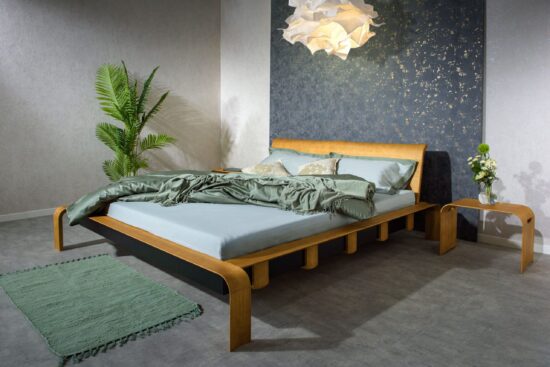 Das Design-Bett Konstanz in geölter Ausführung mit goldenem Unterton ist eine wahre Perle, die nicht nur ein einzigartiges ästhetisches Erlebnis, sondern auch beispiellosen Komfort in Ihr Schlafzimmer bringt.