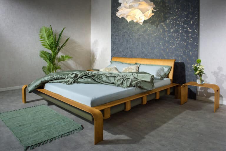 Das Designbett Konstanz 180×200 ist ein hervorragendes Beispiel für luxuriöses modernes Design, das jedes Schlafzimmer in einen gemütlichen und eleganten Ort der Ruhe verwandelt.