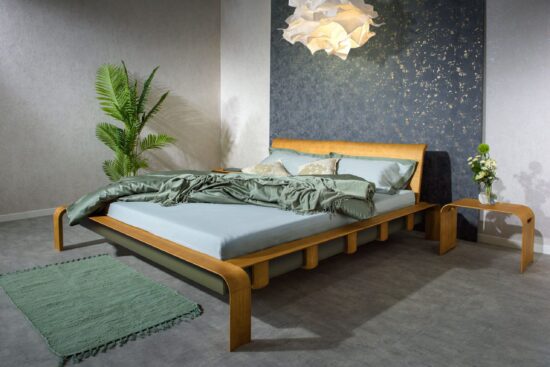 Das Designbett Konstanz 180×200 ist ein hervorragendes Beispiel für luxuriöses modernes Design, das jedes Schlafzimmer in einen gemütlichen und eleganten Ort der Ruhe verwandelt.