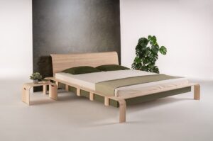 Das Design-Bett Konstanz ist der Schlüssel zu einer perfekten Verbindung von Eleganz, Komfort und Praktikabilität in Ihrem Schlafzimmer. Dieses exklusive Eschenholz-Bett ist mehr als nur ein Ort, an dem Sie jede Nacht enden. Es ist ein Luxus-Erlebnis, das Ihre Schlafumgebung in eine Oase der Ruhe und des Stils verwandelt.