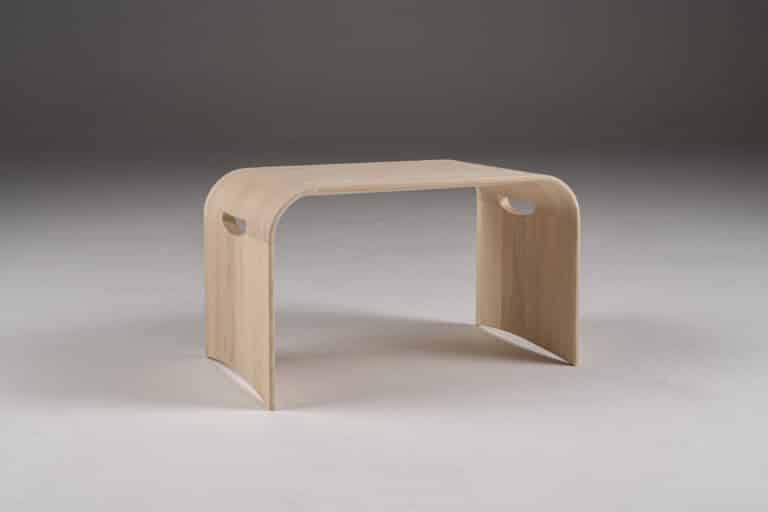 Der Konstanz Design Nachttisch in heller Esche ist die perfekte Kombination aus Stil, Qualität und Funktionalität. Er ist nicht nur ein schönes Accessoire, sondern auch ein praktisches Möbelstück, das einen Hauch von Luxus in Ihr Schlafzimmer bringt.