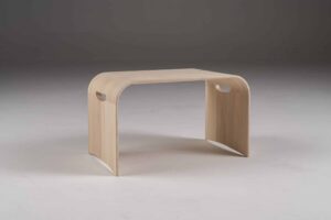 Der Konstanz Design Nachttisch in heller Esche ist die perfekte Kombination aus Stil, Qualität und Funktionalität. Er ist nicht nur ein schönes Accessoire, sondern auch ein praktisches Möbelstück, das einen Hauch von Luxus in Ihr Schlafzimmer bringt.