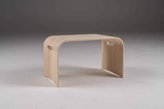 Der Konstanz Design Nachttisch in heller Esche ist die perfekte Kombination aus Stil, Qualität und Funktionalität. Er ist nicht nur ein schönes Accessoire, sondern auch ein praktisches Möbelstück, das einen Hauch von Luxus in Ihr Schlafzimmer bringt.