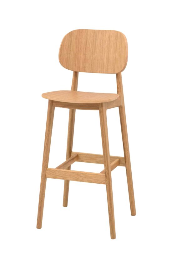 Der Barhocker Verde aus massivem Eichenholz ist die perfekte Ergänzung, die nicht nur Komfort, sondern auch einen originellen Stil in Ihren Raum bringt.