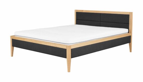 Das Massivholzbett 180x200 Lugo ist nicht nur praktisch, sondern auch eine ästhetische Bereicherung für Ihr Zuhause, die sich perfekt mit anderen Eichenmöbeln aus unserem Angebot kombinieren lässt.