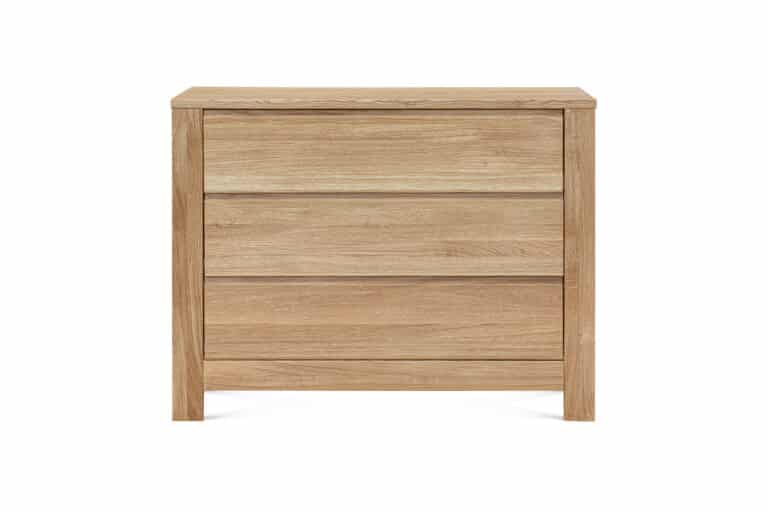 Die Kommode Aura 3Z aus massiver Eiche eignet sich perfekt für das Wohn-, Schlaf- und Arbeitszimmer, wo sie Stil und Funktionalität bietet.