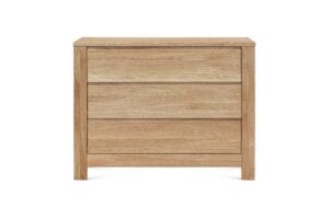 Die Kommode Aura 3Z aus massiver Eiche eignet sich perfekt für das Wohn-, Schlaf- und Arbeitszimmer, wo sie Stil und Funktionalität bietet.