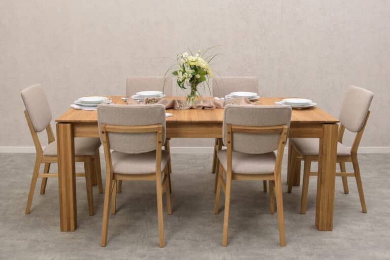 Die Essgruppe Aura–Tallin ist die perfekte Verbindung von massivem Eichenholz, zeitlosem Design und Komfort. Der Ausziehtisch Aura bietet ausreichend Platz für das tägliche Essen sowie festliche Familientreffen, während die gepolsterten Tallin Stühle in elegantem beigem Stoff für maximalen Sitzkomfort sorgen.