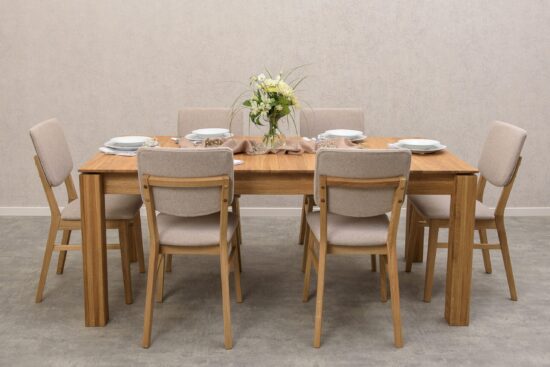 Die Essgruppe Aura–Tallin ist die perfekte Verbindung von massivem Eichenholz, zeitlosem Design und Komfort. Der Ausziehtisch Aura bietet ausreichend Platz für das tägliche Essen sowie festliche Familientreffen, während die gepolsterten Tallin Stühle in elegantem beigem Stoff für maximalen Sitzkomfort sorgen.