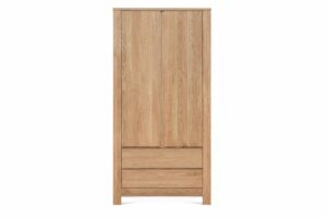 Der Aura Schrank aus massiver Eiche ist aus hochwertigem Material gefertigt, das eine lange Lebensdauer und ein ästhetisches Aussehen garantiert.