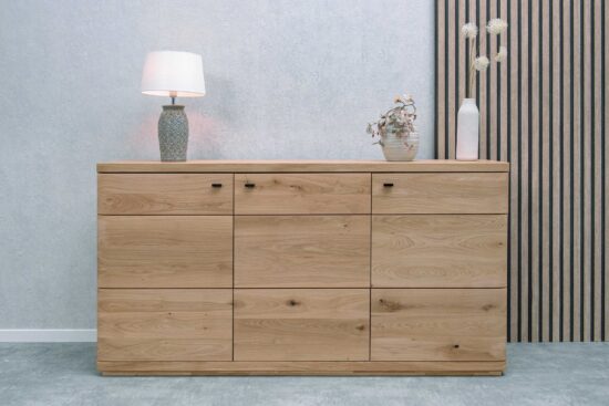 Gönnen Sie sich Luxus, Funktionalität und natürliche Schönheit in Ihrem Zuhause. Ihre Holzkommode Piemont 05 wartet darauf, zum Mittelpunkt Ihrer Einrichtung zu werden.