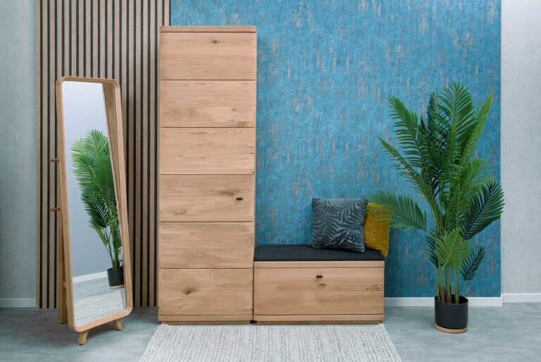 Der Holzschrank Piemont 01 – ein Kleiderschrank aus massivem, ausgewähltem Eichenholz – ist für alle gedacht, die Wert auf Qualität, Eleganz und Praktikabilität legen.