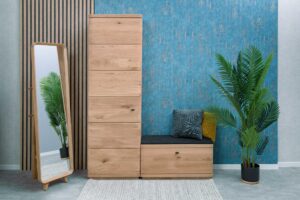 Der Holzschrank Piemont 01 – ein Kleiderschrank aus massivem, ausgewähltem Eichenholz – ist für alle gedacht, die Wert auf Qualität, Eleganz und Praktikabilität legen.