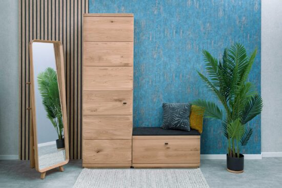 Der Holzschrank Piemont 01 – ein Kleiderschrank aus massivem, ausgewähltem Eichenholz – ist für alle gedacht, die Wert auf Qualität, Eleganz und Praktikabilität legen.