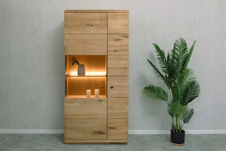 Eichenvitrine Piemont 12 – elegantes Design, erstklassige Materialien und durchdachte Details machen diese Vitrine zur idealen Wahl für alle, die eine Kombination aus Schönheit und Funktionalität suchen.