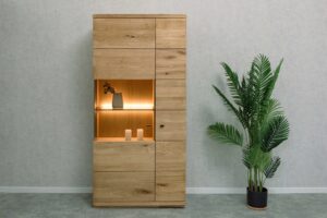 Eichenvitrine Piemont 12 – elegantes Design, erstklassige Materialien und durchdachte Details machen diese Vitrine zur idealen Wahl für alle, die eine Kombination aus Schönheit und Funktionalität suchen.