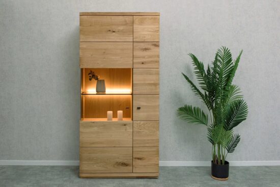 Eichenvitrine Piemont 12 – elegantes Design, erstklassige Materialien und durchdachte Details machen diese Vitrine zur idealen Wahl für alle, die eine Kombination aus Schönheit und Funktionalität suchen.