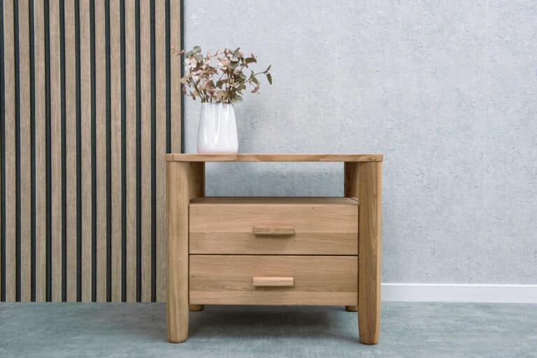Ein Schmuckstück für Ihr Schlafzimmer – der Nachttisch Eiche massiv Helen ist dank seiner natürlichen Schönheit, zwei geräumigen Schubladen und modernem Design die ideale Wahl.