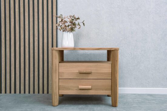 Ein Schmuckstück für Ihr Schlafzimmer – der Nachttisch Eiche massiv Helen ist dank seiner natürlichen Schönheit, zwei geräumigen Schubladen und modernem Design die ideale Wahl.
