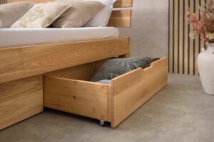 Bettschublade Siena aus Eiche – eine Lösung, die die Art und Weise, wie Sie den Stauraum in Ihrem Schlafzimmer nutzen, für immer verändern wird.
