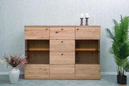 Die Wohnzimmerkommode Piemont 48 aus ausgewähltem Massivholz wertet mit ihrem durchdachten Design und der effektiven LED-Beleuchtung jeden Wohnbereich auf.