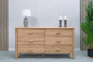 Kommode Eiche massiv Helen – zeitloses Design und hohe Qualität in einem. Die Holzkommode ist die ideale Ergänzung für das Wohnzimmer, Schlafzimmer, Arbeitszimmer oder jeden anderen Teil Ihres Zuhauses.