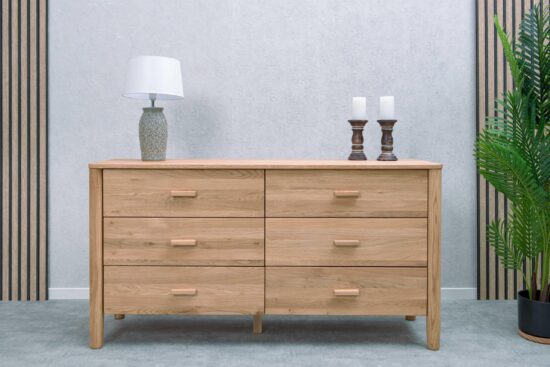 Kommode Eiche massiv Helen – zeitloses Design und hohe Qualität in einem. Die Holzkommode ist die ideale Ergänzung für das Wohnzimmer, Schlafzimmer, Arbeitszimmer oder jeden anderen Teil Ihres Zuhauses.
