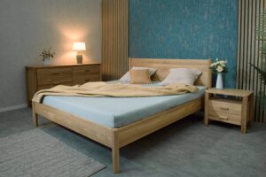 Eine Investition in qualitativ hochwertigen Schlaf und einen gesünderen Lebensstil ist das Eichenbett Helen. Jede Nacht auf diesem Bett verleiht dem Wort ‚Schlaf‘ eine neue Bedeutung.