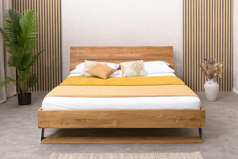 Das Massivholzbett Ravenna vereint den Luxus von Naturholz mit modernem Design und bietet zeitlosen Stil sowie außergewöhnlichen Komfort. Ihre hochwertige Konstruktion aus Eiche und die eleganten Metallelemente garantieren eine lange Lebensdauer und verwandeln Ihr Schlafzimmer in eine Oase der Ruhe.