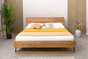 Das Massivholzbett Ravenna vereint den Luxus von Naturholz mit modernem Design und bietet zeitlosen Stil sowie außergewöhnlichen Komfort. Ihre hochwertige Konstruktion aus Eiche und die eleganten Metallelemente garantieren eine lange Lebensdauer und verwandeln Ihr Schlafzimmer in eine Oase der Ruhe.