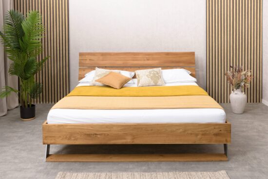 Das Massivholzbett Ravenna vereint den Luxus von Naturholz mit modernem Design und bietet zeitlosen Stil sowie außergewöhnlichen Komfort. Ihre hochwertige Konstruktion aus Eiche und die eleganten Metallelemente garantieren eine lange Lebensdauer und verwandeln Ihr Schlafzimmer in eine Oase der Ruhe.